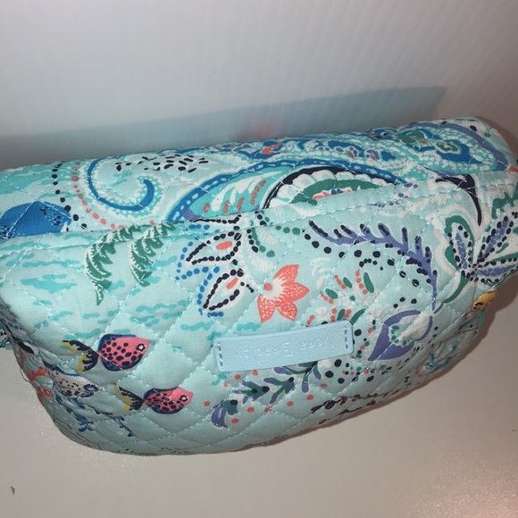 Brand new with tags Vera Bradley Paisley Wave medium makeup bag - Picture 4 of 8